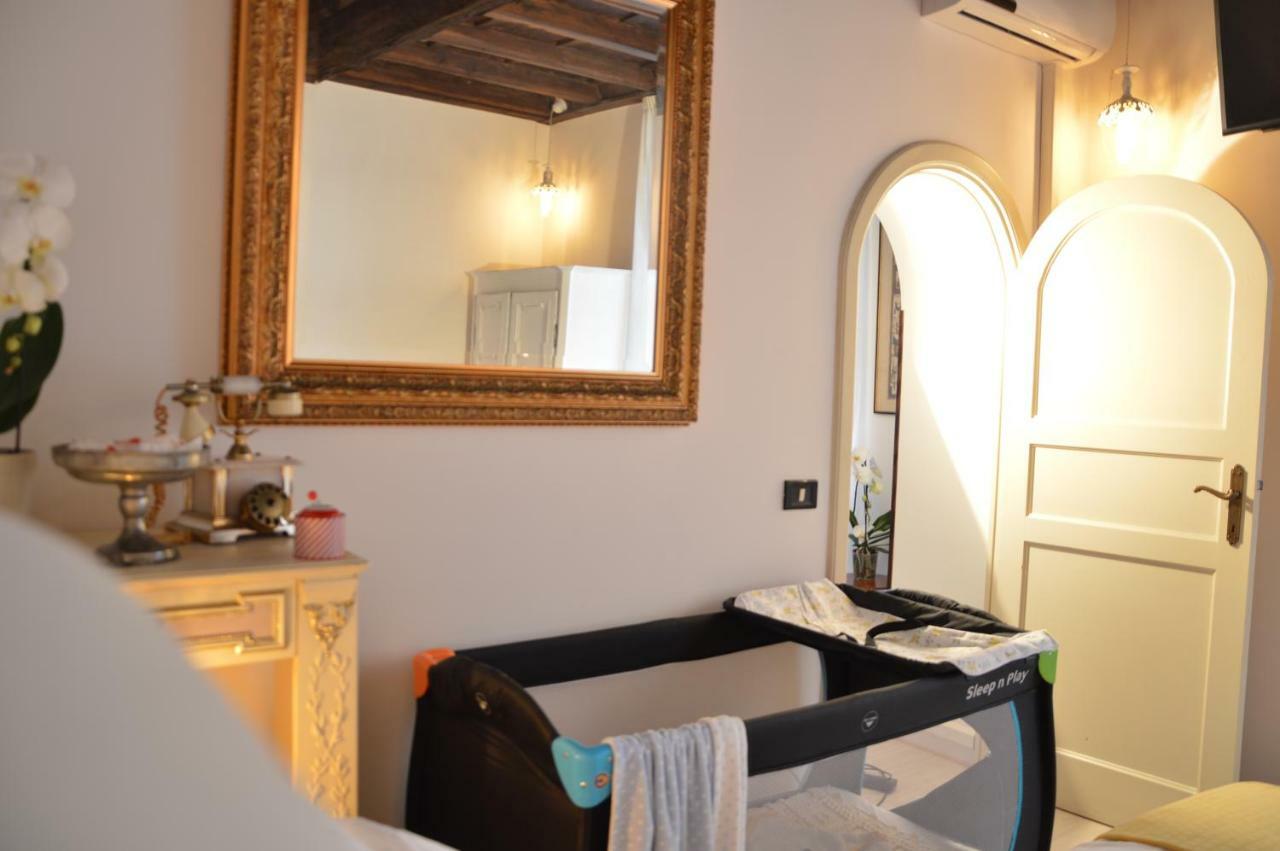 Historic Center - Elegant With Charming Antiques - Raffaello Lejlighed